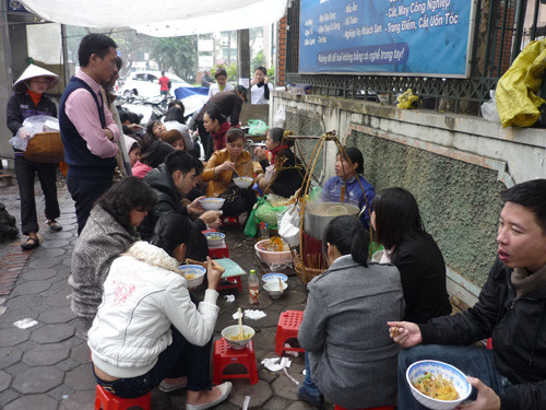 Các mặt hàng bún, miến, phở sau Tết tại hàng rong, hàng vỉa hè thường tăng giá từ 10.000 - 20.000 đồng/bát.