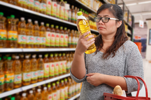 Quan sát màu sắc của chai dầu cũng giúp bạn có cơ sở nhận biết dầu ăn chất lượng hay kém chất lượng. Dầu ăn thật có màu vàng sẫm, tươi sáng, màu dầu rất trong suốt. Nếu không trong suốt thì tùy theo độ đục nhiều hay ít mà bạn cân nhắc khi mua bởi chúng chứa hàm lượng nước và tạp chất nhiều hay ít.