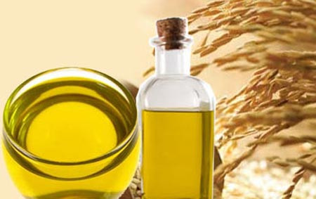 Ngoài ra, khi mua dầu về nhà, khi cần bảo quản trong các chai lọ nhỏ hơn để tiện sử dụng, nên dùng lọ sành, chai, không nên để vào lọ bằng kim loại như sắt, đồng, nhôm, vì chúng thường làm cho dầu bị hỏng, nhất là lọ đồng… Lọ đựng dầu ăn phải sạch sẽ và khô ráo, nắp kín.