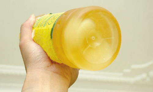 Vào thời tiết lạnh, dấu ăn thật không bị đông đặc, trong khi dầu ăn giả thì ngược lại, dễ bị lắng cặn dưới đáy chai.