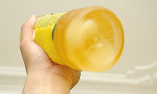 Vào thời tiết lạnh, dấu ăn thật không bị đông đặc, trong khi dầu ăn giả thì ngược lại, dễ bị lắng cặn dưới đáy chai.