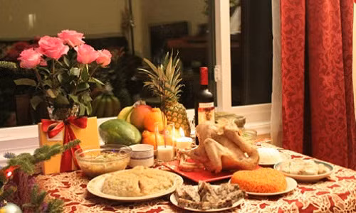 Thông thường, nhiều gia đình chuẩn bị mâm cỗ mặn để cúng đêm giao thừa. Mâm cỗ cúng đêm giao thừa trong nhà thường có các món như gà luộc, xôi, bánh chưng, giò, bát canh hầm, món xào....