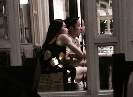 Khi những tin đồn dần lắng xuống thì không ít lần, nữ ca sĩ bị bắt gặp tình tứ cùng "người tình bí mật" trong một nhà hàng sang trọng.