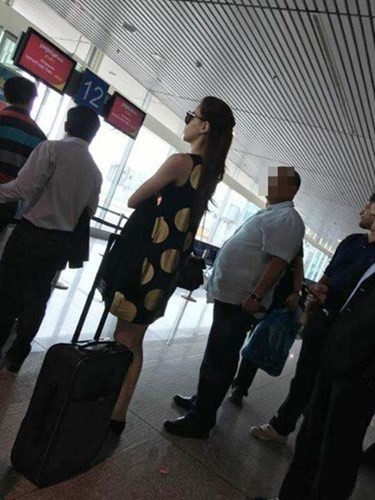 Trước Thái Lan, Hà Hồ và đại gia kim cương từng đến Singapore. Hồi đầu tháng 10/2015, hình ảnh cặp đôi làm thủ tục nhập cảnh tại sân bay Singapore đã khiến cộng đồng mạng "sôi sục".