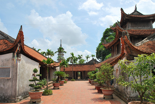 Xuất phát từ Hà Nội, khách lữ hành có thể tham khảo hành trình tour Hà Nội - Bà Chúa Kho - Chùa Dâu - Chùa Bút Tháp 1 ngày với mức chi phí khá tiết kiệm, từ 350.000 - 400.000 đồng/người.