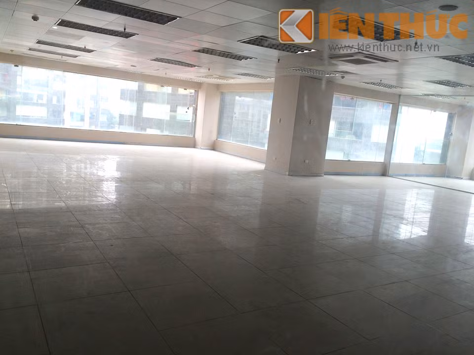 Toàn bộ khu văn phòng dành cho nhân viên, phòng hội thảo của Liên kết Việt đa cấp đều sạch trơn đồ đạc, không một bóng người sau khi công ty này bị phanh phui lừa đảo hơn 4.000 người, kiếm số tiền hơn 1900 tỷ đồng.