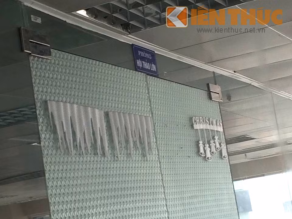 "Công ty này rất thường xuyên tổ chức hội thảo, mời người tham gia đông, hứa hẹn giàu nhanh chóng. Tuy nhiên, chỉ nghe thôi đã thấy khó tin, có dấu hiệu lừa đảo rồi. Các sản phẩm bán ở đây như máy ozon hay thực phẩm chức năng, sao khách không mua ở cửa hàng, siêu thị mà vào đây làm gì?" - nhân viên nữ này nhận xét.