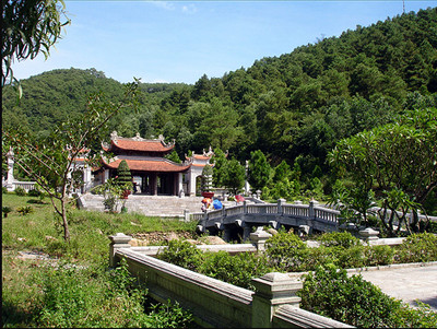 Nằm cách Hà Nội 80 km, Côn Sơn-Kiếp Bạc (Hải Dương) nổi tiếng với những di tích lịch sử, phong cảnh sông núi đẹp mắt. Các công ty lữ hành đưa mức giá cho hành trình Hà Nội - Côn Sơn - Kiếp Bạc 1 ngày từ 390.000 - 400.000 đồng/người.