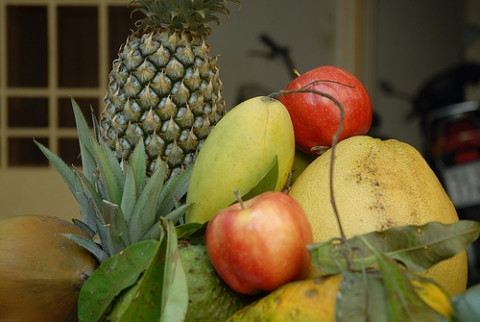 Mâm ngũ quả người miền Nam gồm mãng cầu Xiêm, dừa (hay dưa), đu đủ, xoài, sung, với ngụ ý "cầu sung (túc) vừa đủ xài". Đôi khi thêm trái dứa (người Nam gọi là "thơm") và thường là phải có một cặp dưa hấu để riêng bên cạnh.