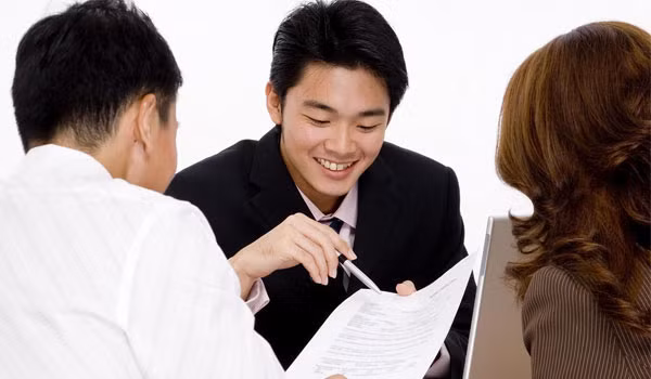 Ngoài ra, công ty lừa đảo "bánh vẽ" ra những siêu dự án, chương trình hoành tráng và những mức lợi nhuận "khủng" mà công ty đạt được để chiếm lòng tin của khách hàng.