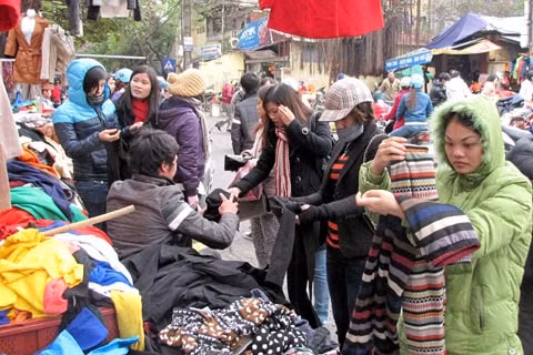 Bên cạnh những lý do nên mua quần áo mùa đông cuối vụ, bạn cũng nên cân nhắc những "thiệt hại" có thể phải hứng chịu khi mua sắm dịp này. Những sản phẩm được giảm mạnh đợt này đó có thể là hàng tồn từ nhiều năm trước, hoặc hàng kém chất lượng. Mua quần áo về nhưng có thể chúng chỉ làm chật tủ của bạn thay vì giúp bạn tiết kiệm.