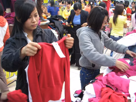 Nếu muốn mua quần áo dịp này, hãy cân nhắc những món đồ thích hợp với việc chuyển mùa. Quần Jean, áo len mỏng, áo cadigan... không chỉ mặc được vào dịp lạnh mà có thể mặc vào những ngày dần hửng nắng lên.