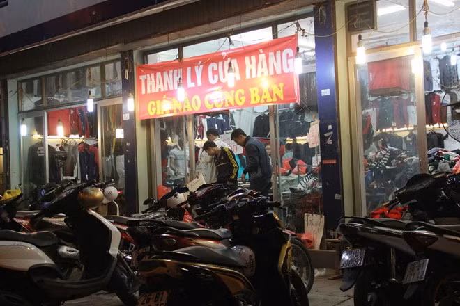 Thông thường vào cuối vụ, chuyển mùa, các cửa hàng thời trang, quán chợ đều tung chương trình giảm giá "sốc" đến 80% các loại sản phẩm giữ ấm như quần áo, giày dép, khăn, tất... Đây là thời điểm thích hợp cho các tín đồ mua sắm có thể "rinh" đồ mà tiết kiệm chi phí hơn nhiều lần.