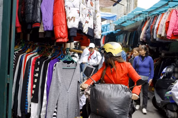 Hàng cuối vụ thường ít màu sắc, kiểu dáng, size để bạn thoải mái chọn lựa. Hầu hết hàng đẹp, chất lượng đã bán hết vào các đợt lạnh trước.