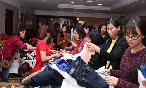 Vào các đợt chuyển mùa, hoặc cuối mùa lạnh, nhiều người phân vân có nên mua đồ giữ ấm ở thời điểm này hay không? Bạn có thể cân nhắc những điểm nên và không nên khi mua đồ cuối vụ để đưa ra quyết định phù hợp, tránh tình trạng "thủng ví".