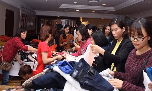 Vào các đợt chuyển mùa, hoặc cuối mùa lạnh, nhiều người phân vân có nên mua đồ giữ ấm ở thời điểm này hay không? Bạn có thể cân nhắc những điểm nên và không nên khi mua đồ cuối vụ để đưa ra quyết định phù hợp, tránh tình trạng "thủng ví".