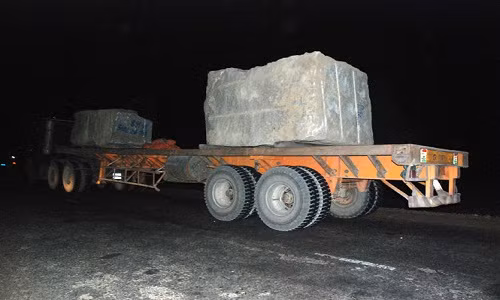 Hai xe da “dau li” voi thanh tra giao thong Gia Lai