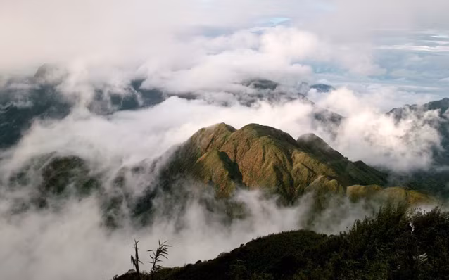 Núi non trùng điệp trong hành trình lên đỉnh Fansipan - nóc nhà Đông Dương.