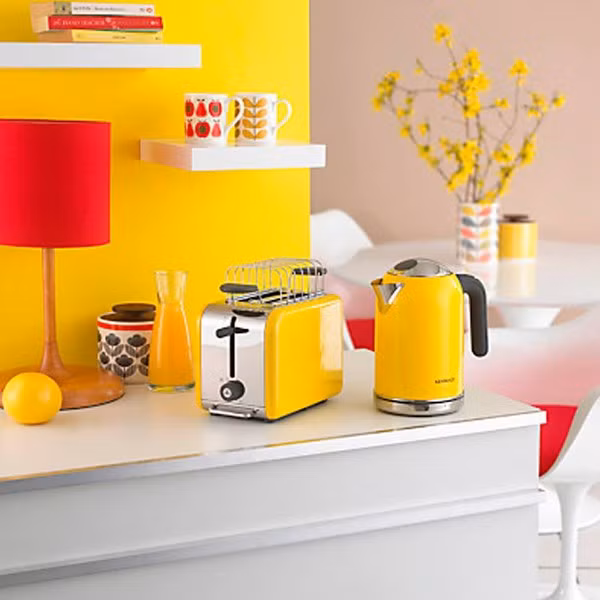 Tùy vào mạng, tuổi của gia chủ, có thể mua những đồ dùng hợp phong thủy dựa vào màu sắc. Tham khảo gợi ý màu hợp với mệnh Kim là vàng, trắng; màu hợp với mệnh Mộc là xanh dương. Màu đen hoặc xanh dương (Thủy) là Màu sắc của người mệnh Thủy. Tông màu đỏ, hồng, tím, ngoài ra kết hợp với các màu xanh (Xanh mộc sinh Hỏa) hợp với người mệnh hỏa. Màu hợp với mệnh Thổ là đỏ, hồng, vàng, nâu.