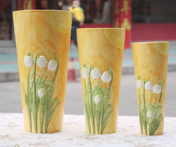 Ngoài hài hòa với các vật dụng, không gian phòng, khi mua đồ gia dụng hợp phong thủy đầu năm, bạn có thể chú ý đến yếu tố màu sắc. Ngoài màu đỏ mang ý nghĩa may mắn, bạn có thể tham khảo màu xanh, xanh da trời và màu nhạt mang tính âm, phù hợp đặt đồ vật ở không gian mang tính chất nghỉ ngơi, thư giãn. Ngược lại, tông màu hồng, vàng tươi, da cam… mang tính dương, thích hợp với những không gian vui nhộn, kích thích sự sáng tạo.