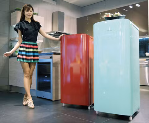 Theo phong thủy tủ lạnh là đồ dùng kị về mệnh. Chọn màu tủ lạnh hợp với mệnh của gia chủ thì hãy chọn màu có thể hóa giải tác dụng không mong muốn với người xung khắc Kim, đồng thời lại có tác dụng hỗ trợ với người hợp mệnh Kim.