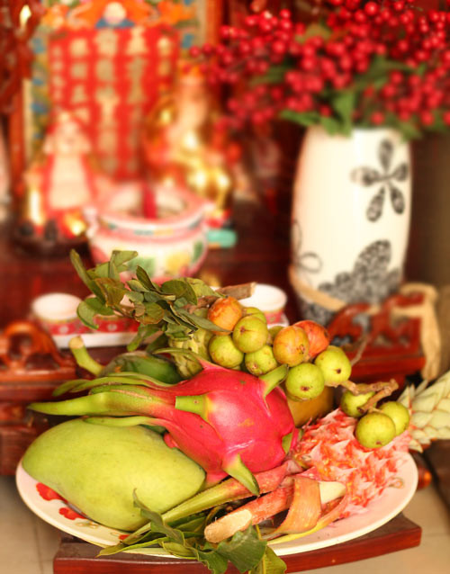 Cúng chay ngoài các món ăn, còn có thêm hương, hoa, đèn nến, bánh kẹo, đồ uống. Theo quan niệm của nhiều người, mâm ngũ quả dành cúng gia tiên nên chọn các loại hoa quả thông dụng, đẹp mắt và phải là hoa quả vừa đủ chín có thể ăn được, không nên dùng loại quả giả hoặc quả còn xanh.