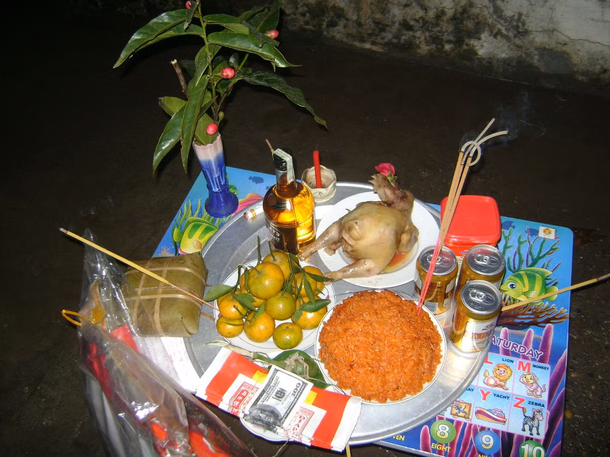 Ngoài mâm cỗ cúng trong nhà, còn có lễ cúng giao thừa ngoài trời. Thông thường, mâm lễ ngoài trời gồm: hương, hoa, đèn nến, trầu cau, quần áo, mũ thần linh... Tùy theo điều kiện mỗi gia đình, mâm cỗ cúng giao thừa được gia chủ chuẩn bị với nhiều lễ vật cúng trong nhà và ngoài trời. Chi phí cho mâm cỗ cúng này thường dao động từ 200.000 đồng.