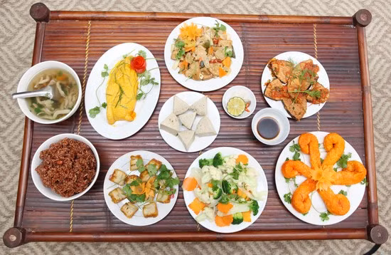 Theo chủ cửa hàng đồ chay trên đường Nguyên Hồng: "Nếu gia đình cúng cỗ chay, mâm cỗ chay từ 500.000 đồng có thể làm được từ 7-8 món. Thực đơn tham khảo các món như nem cuốn, rau xào thập cẩm, nộm giá đỗ, giò lụa/giò xào, cá thu sốt ngũ liễu, nấm tẩm bột chiên, heo quay, canh chua".