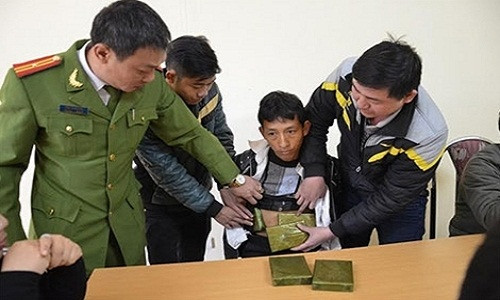 Tom gon ke giau 5 banh heroin trong bung tai nha nghi