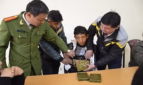 Tom gon ke giau 5 banh heroin trong bung tai nha nghi