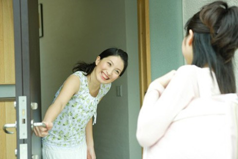 Nhiều gia đình cầu kỳ vào dịp năm mới, thuê người xông đất đầu năm. Thông thường, người được thuê cần hợp tuổi, hợp mệnh gia chủ và hợp với năm Âm lịch.