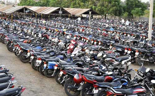 Trông giữ xe ngày Tết tại các khu bến xe, khu du lịch, đền chùa... có thể thu được số tiền rất lớn mỗi ngày.