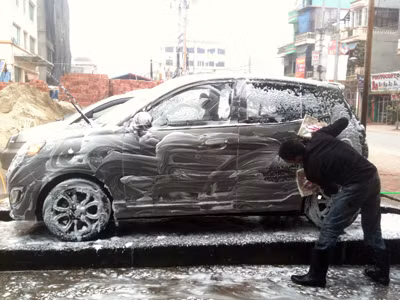 Các dịch vụ như rửa xe, làm mới nội thất, "tân trang" xe (dán, sơn...) có thể giúp chủ hàng thu bạc triệu ngày Tết.