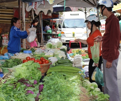 Đi chợ thuê, mua sắm thực phẩm theo yêu cầu của khách hàng cũng trở thành dịch vụ thu lời vào dịp cuối năm. Phí dịch vụ này dao động từ 20.000 - 50.000 đồng/lần (tùy theo độ xa gần của nơi thuê người đi chợ).
