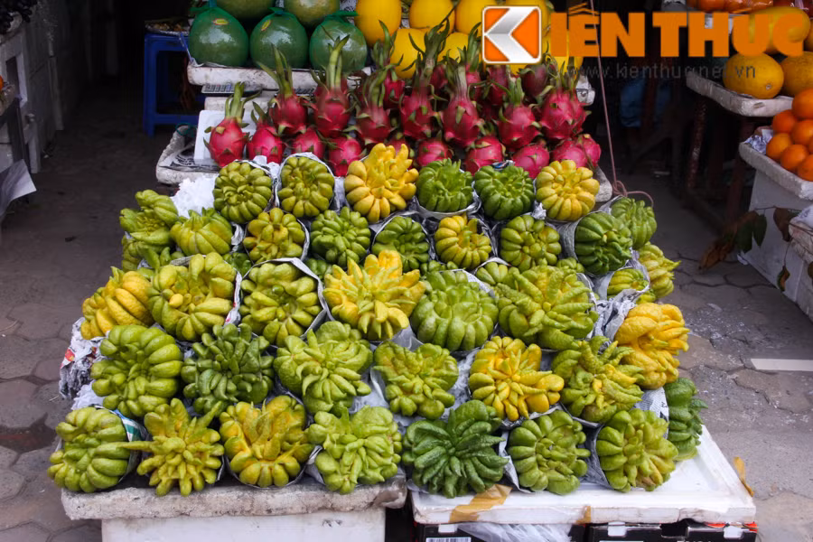 Những ngày này, các loại hoa quả bày Tết đã tăng giá hơn rất nhiều. Phật thủ từ 250.000 - 300.000 đồng/quả đã tăng lên 600.000 - 650.000 đồng/quả.