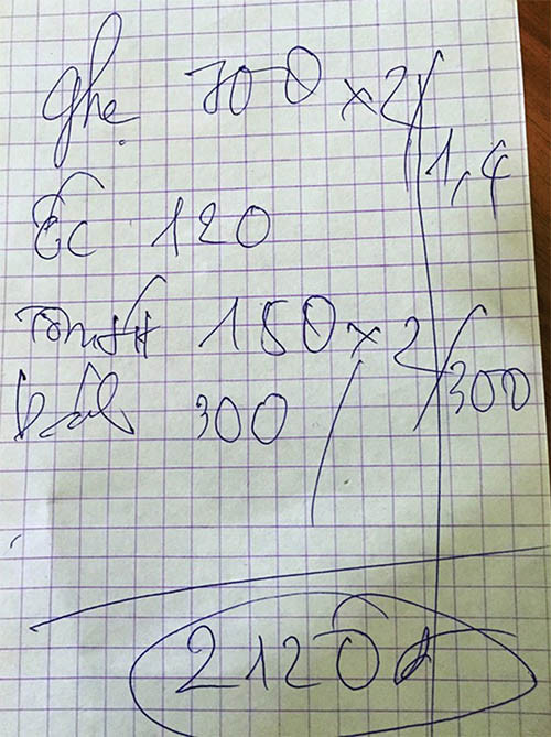 Chụp ảnh menu và hóa đơn thanh toán, hoặc các món ăn đã gọi để "phản pháo" nhà hàng trong tình huống bạn bị chặt chém. Kiểm tra lại hóa đơn kỹ càng trước khi thanh toán để tránh trường hợp nhà hàng "khai khống" món ăn hoặc tính nhầm tiền.