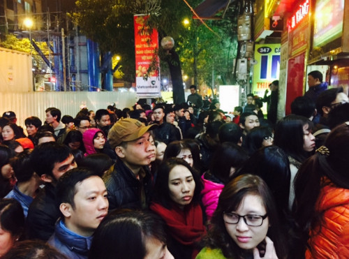 Ai cũng căng thẳng, sốt ruột vì phải chờ đợi lâu.