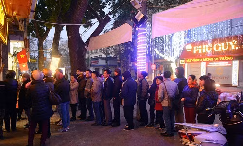 Mặc dù đến 7h sáng cửa hàng vàng mới làm việc song nhiều khách đã kiên nhẫn chờ đợi để mua vàng. Ảnh: Zing.