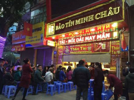 Đêm muộn và trời rét song số lượng người đi mua vàng ở Hà Nội vẫn không có dấu hiệu giảm, càng lúc càng đông, chen chân trên vỉa hè...