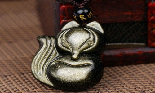 Theo các chủ cửa hàng bán vòng hồ ly, khách hàng có thể mua các loại vòng đá hồ ly để giữ tình duyên, cầu tình duyên, tránh kẻ thứ ba gây hại đến tình cảm gia đình mình.