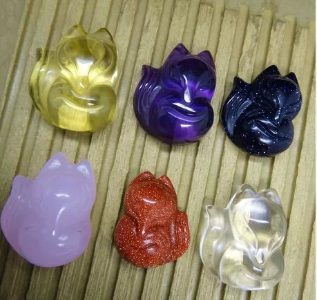 Theo một chủ cửa hàng bán vòng đá hồ ly tư vấn: Khi mua, tốt nhất nên chọn hồ ly thạch anh hồng, hồ ly đá mắt hổ vàng, hồ ly đá mã não đen, thạch anh tím, thạch anh trắng... quý hơn nữa là Hồ Ly thạch anh đen vì nó là màu của Cửu vĩ (hồ ly chín đuôi ) cảnh giới cao nhất của loài này. Chọn mua kỹ lưỡng, nếu thấy mặt đá xước, các chi tiết hình hồ ly không sắc nét, chi tiết đẹp thì không nên mua".