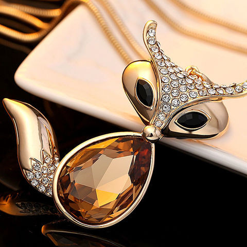 Với một số mặt dây chuyển hình hồ ly bằng đá, trước khi sử dụng, có thể lau qua bằng rượu trắng để làm sạch - chủ cửa hàng này cho biết thêm.