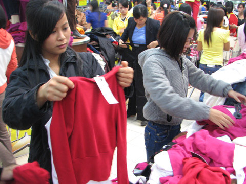 Tìm hiểu kỹ xuất xứ của sản phẩm, chọn mua quần áo ở những địa chỉ, cửa hàng phân phối có uy tín. Tránh ham rẻ, mua đồ kém chất lượng vừa "tiền mất tật oan".