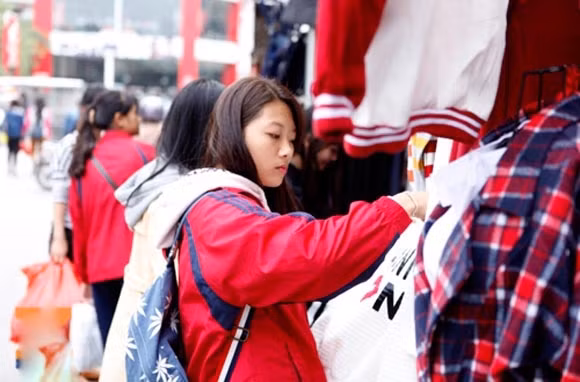 Cân nhắc mua quần áo làm từ chất liệu sợi acrylic, chúng thường sử dụng nhiều hóa chất polycrylonitriles. Chất này nếu hít phải sẽ gây buồn nôn, tăng bạch cầu, vàng da và bệnh về thận.