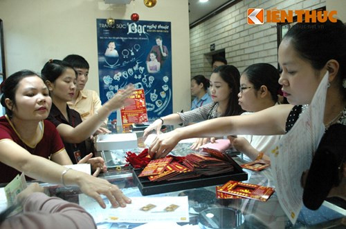 Vào ngày vía Thần Tài không tránh khỏi tình trạng chen lấn khi mua hàng, thậm chí khan hàng, tuy vậy, khách hàng vẫn nên cẩn trọng khi xem xét sản phẩm mua, đặc biệt bao bì sản phẩm không bị sờn, rách hoặc quá cũ.