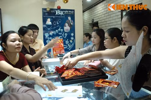 Vào ngày vía Thần Tài không tránh khỏi tình trạng chen lấn khi mua hàng, thậm chí khan hàng, tuy vậy, khách hàng vẫn nên cẩn trọng khi xem xét sản phẩm mua, đặc biệt bao bì sản phẩm không bị sờn, rách hoặc quá cũ.