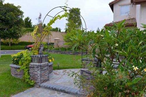 Căn biệt thự hạng sang của ca sĩ Thu Phương và người chồng ngoại quốc nằm trong khuôn viên sân vườn xanh mướt. Không ít loại cây trái được trồng tại vườn.