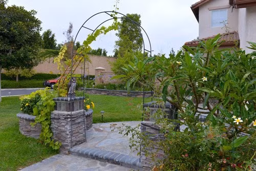 Căn biệt thự hạng sang của ca sĩ Thu Phương và người chồng ngoại quốc nằm trong khuôn viên sân vườn xanh mướt. Không ít loại cây trái được trồng tại vườn.