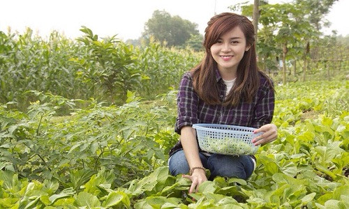 Bà Tưng - Huyền Anh giản dị khi ra vườn hái rau.