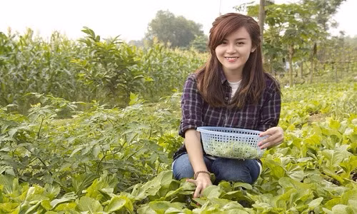 Bà Tưng - Huyền Anh giản dị khi ra vườn hái rau.